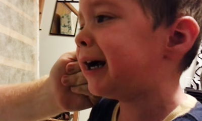 צפו • אבא 'תולש' את האוזן של בנו