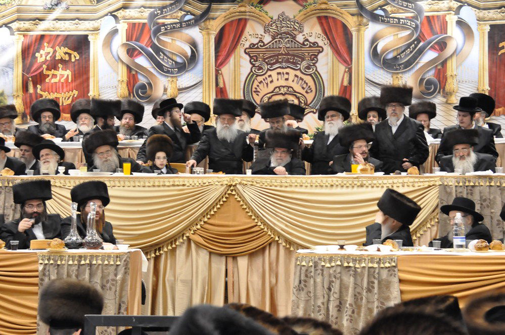 צפו: אלפי חסידים בבר מצווה של בעלזא