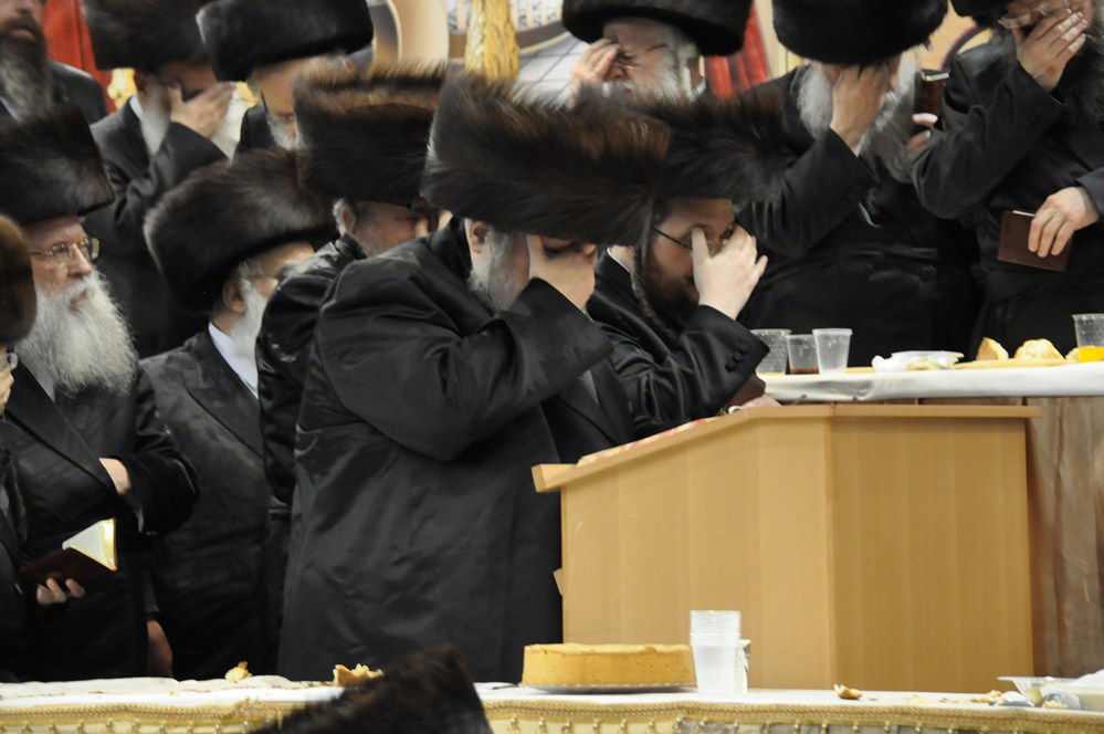 צפו: אלפי חסידים בבר מצווה של בעלזא