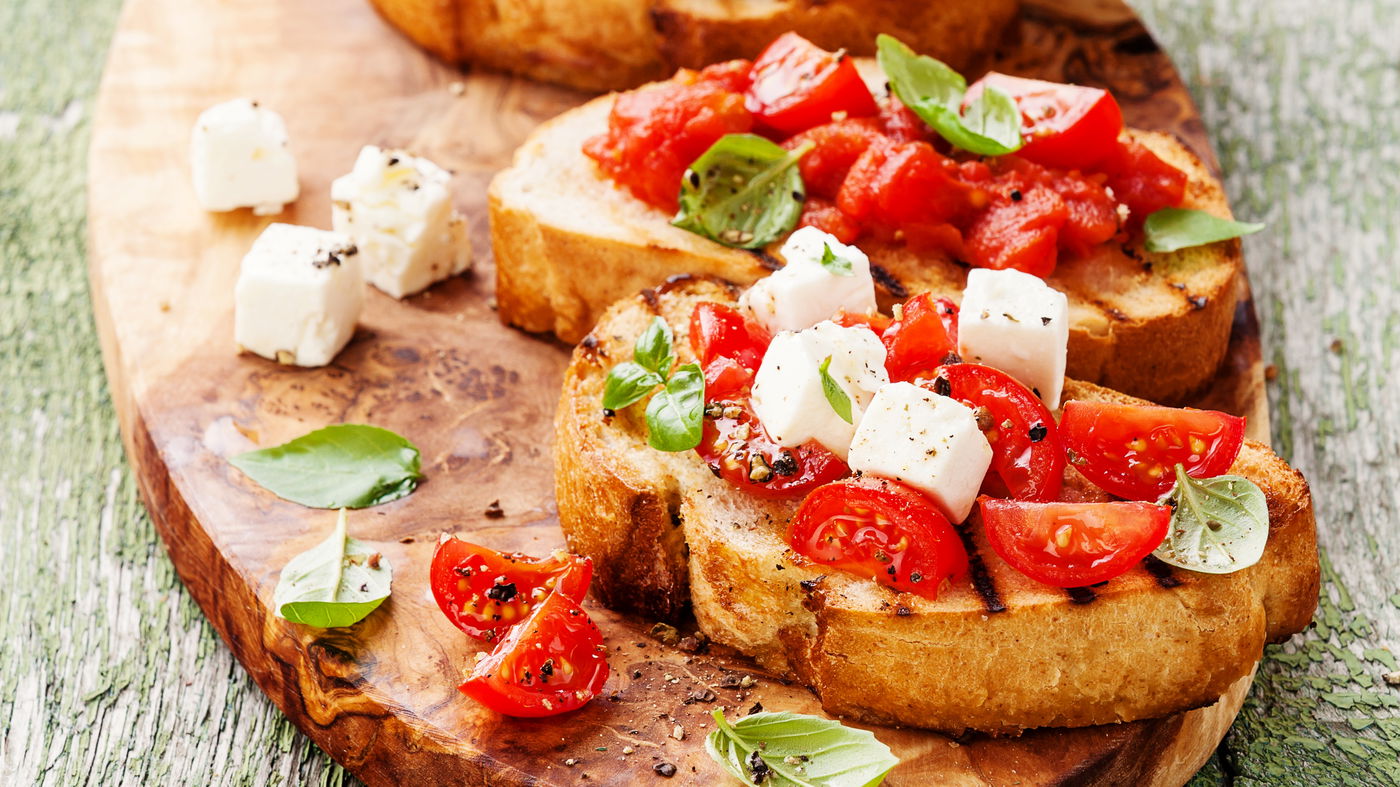 טוסטונים עם גבינה בולגרית ועגבניות שרי