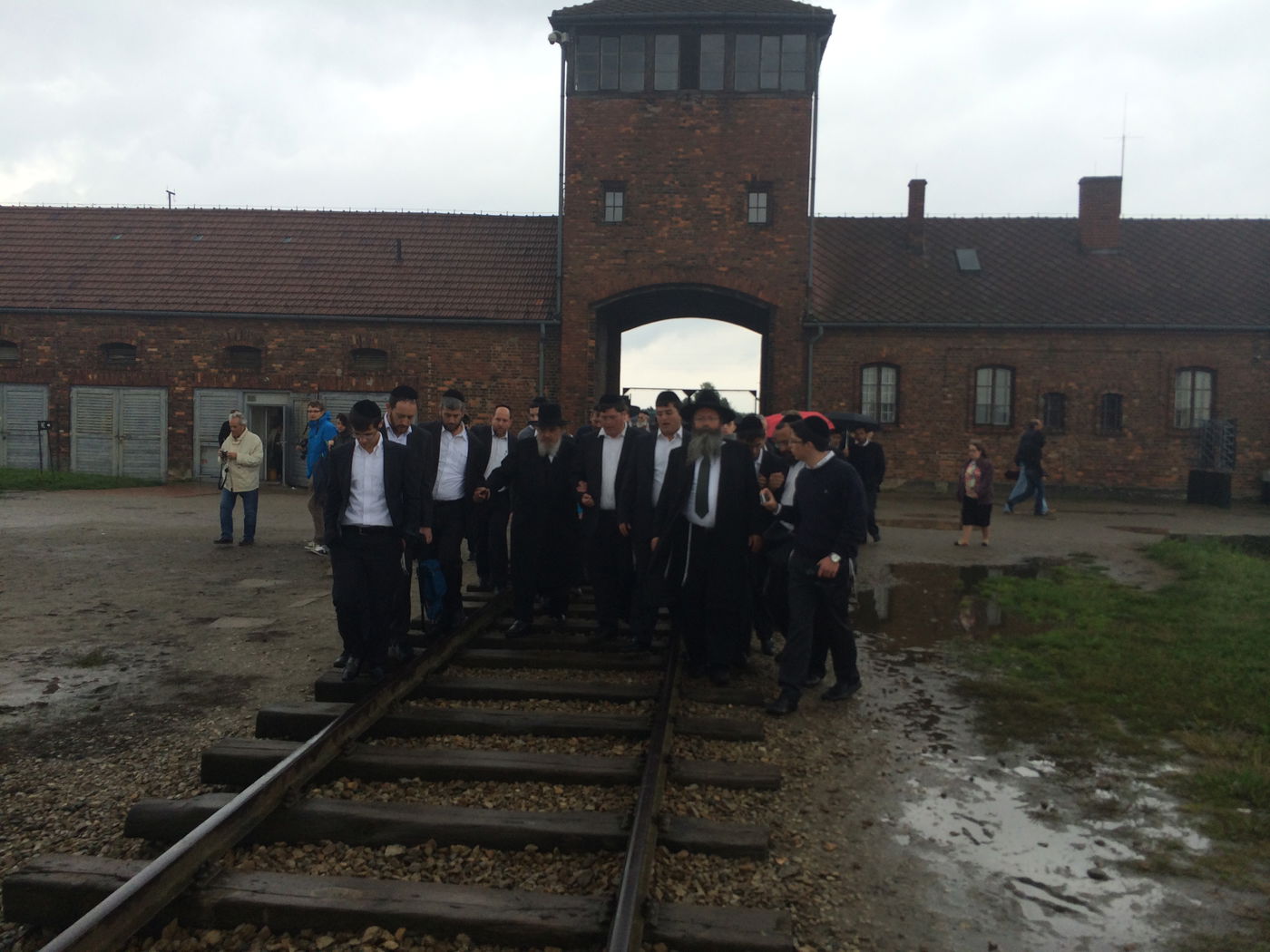 מצמרר: הרב אזרחי שאג "שמע ישראל" במחנה ההשמדה