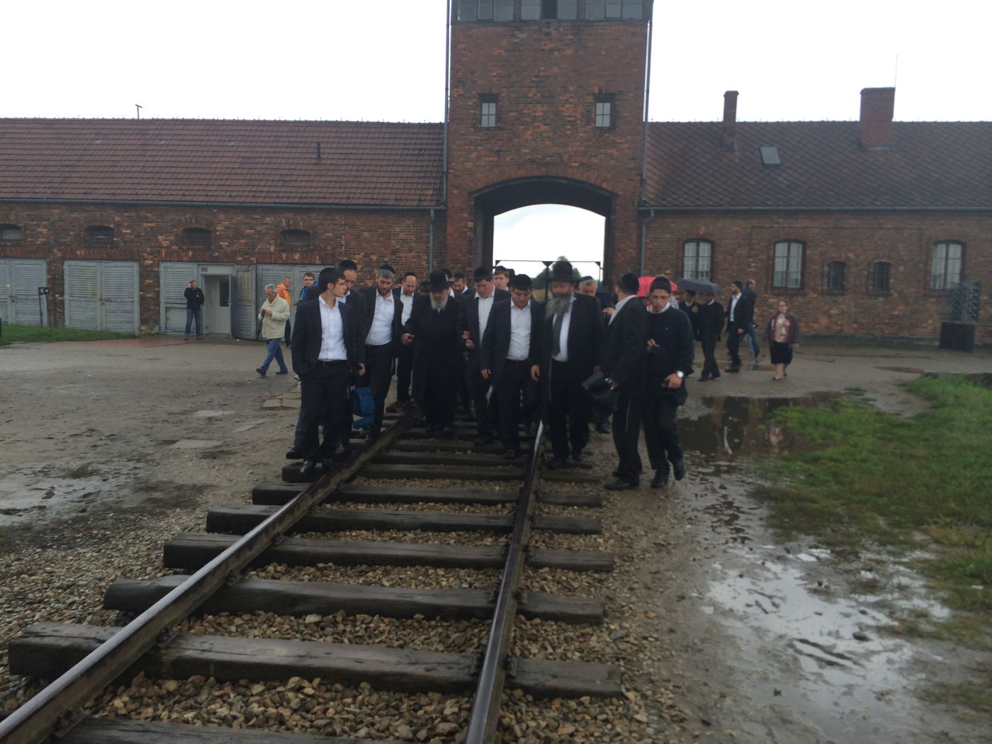 מצמרר: הרב אזרחי שאג "שמע ישראל" במחנה ההשמדה