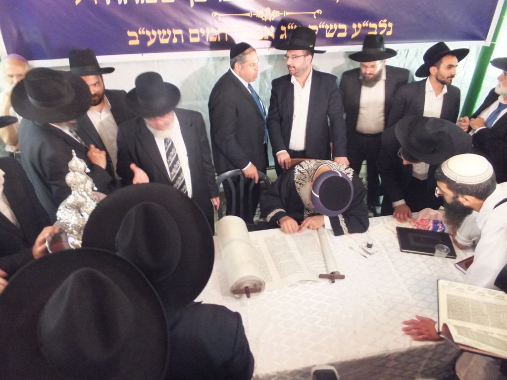 גלריה: הרב עמאר בהכנסת ספר תורה