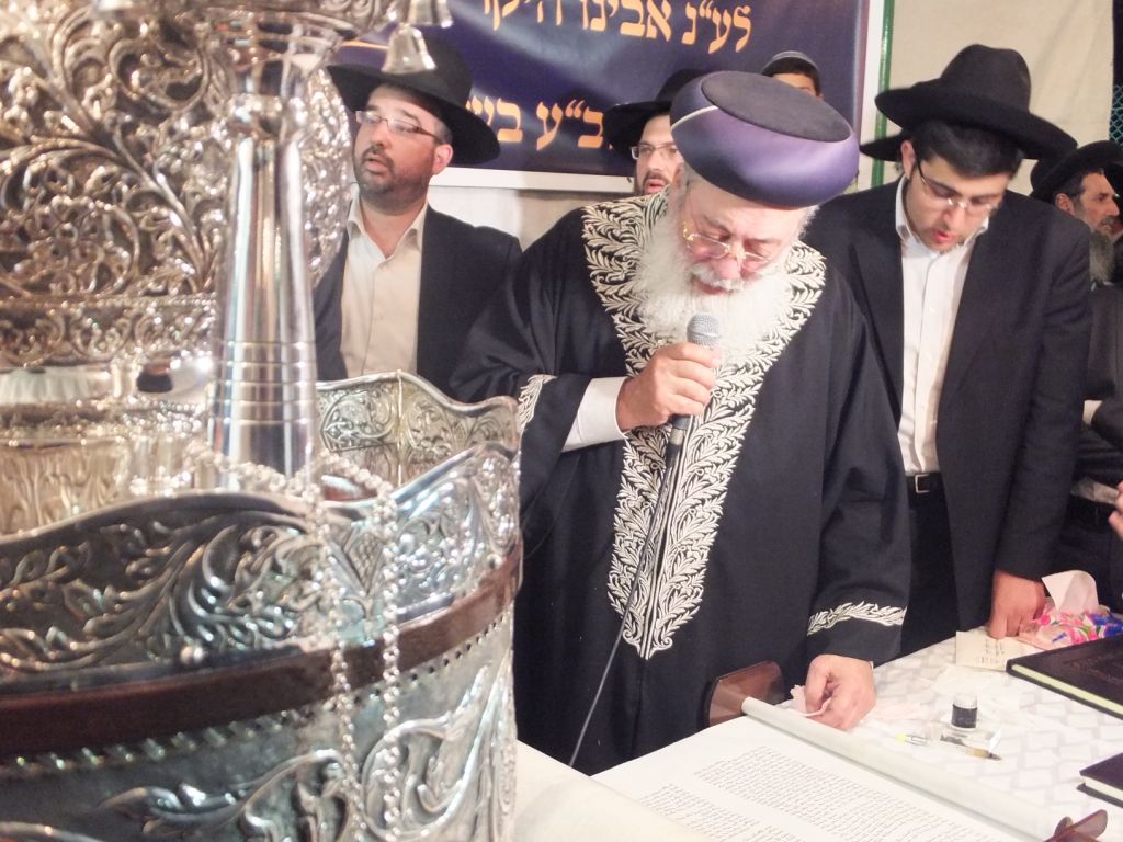 גלריה: הרב עמאר בהכנסת ספר תורה