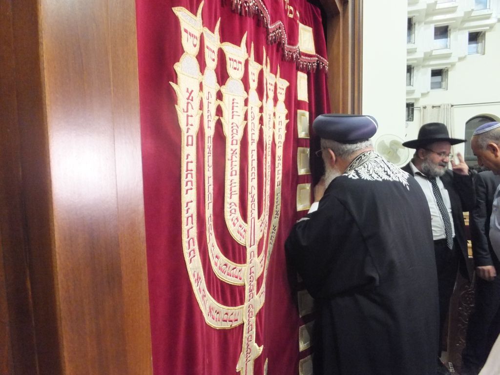 גלריה: הרב עמאר בהכנסת ספר תורה