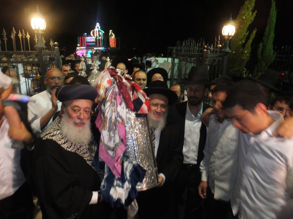 גלריה: הרב עמאר בהכנסת ספר תורה