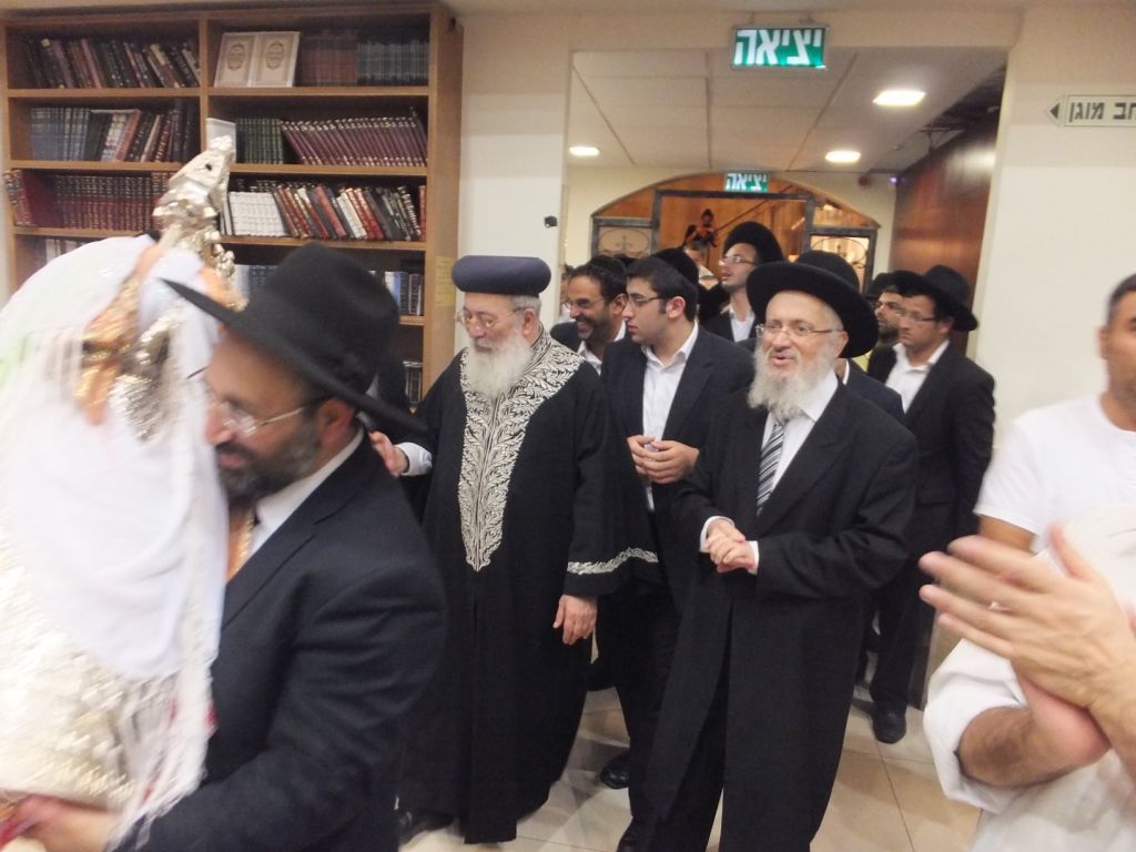 גלריה: הרב עמאר בהכנסת ספר תורה