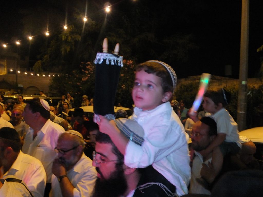 גלריה: הרב עמאר בהכנסת ספר תורה