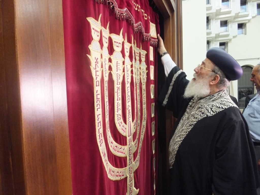 גלריה: הרב עמאר בהכנסת ספר תורה