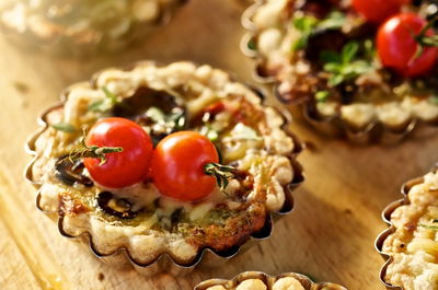 טארטלטים ממולאים חצילים וגבינות