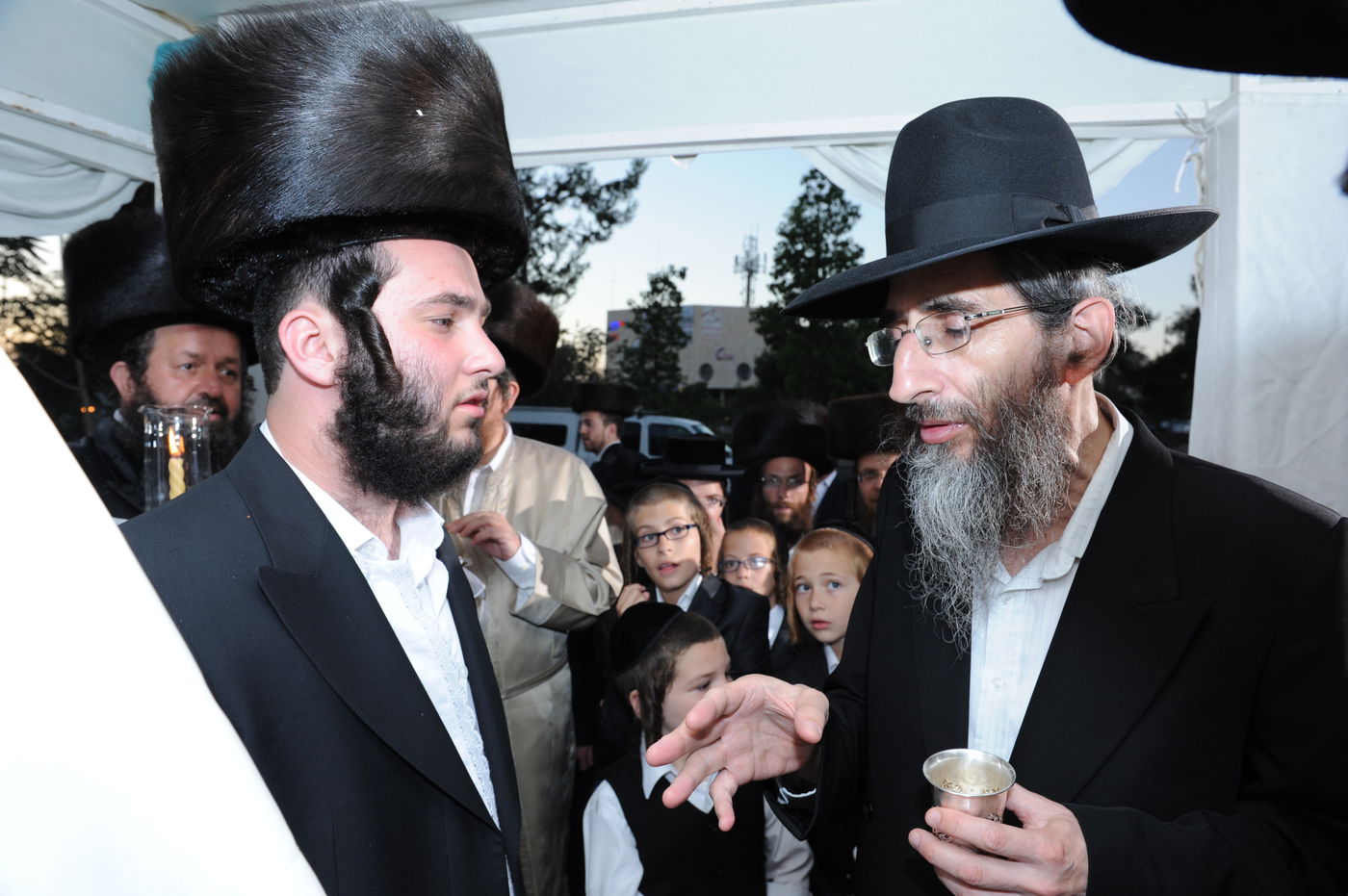 הרב הירשמן חיתן, מאות חגגו • צפו