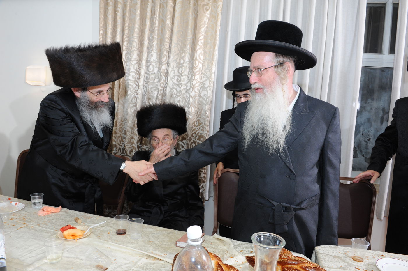 הרב הירשמן חיתן, מאות חגגו • צפו