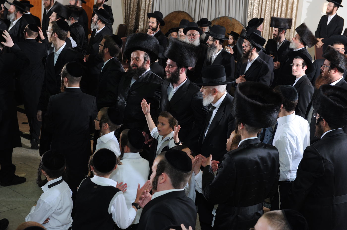 הרב הירשמן חיתן, מאות חגגו • צפו