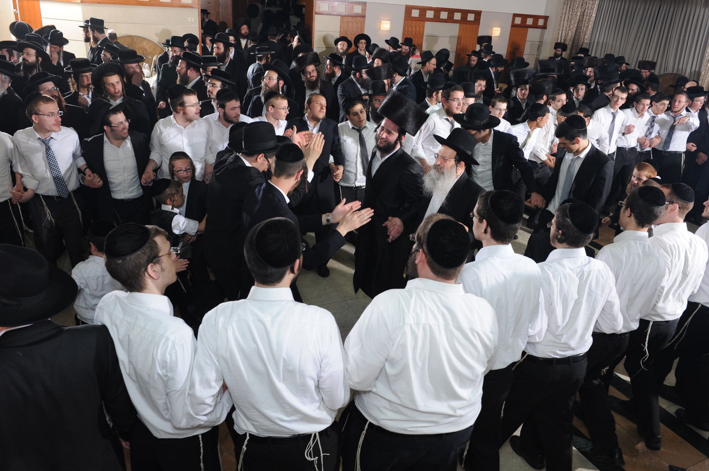 הרב הירשמן חיתן, מאות חגגו • צפו