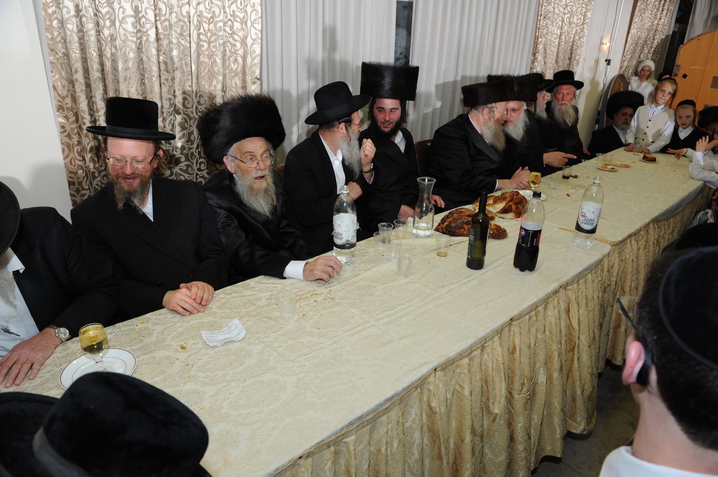 הרב הירשמן חיתן, מאות חגגו • צפו