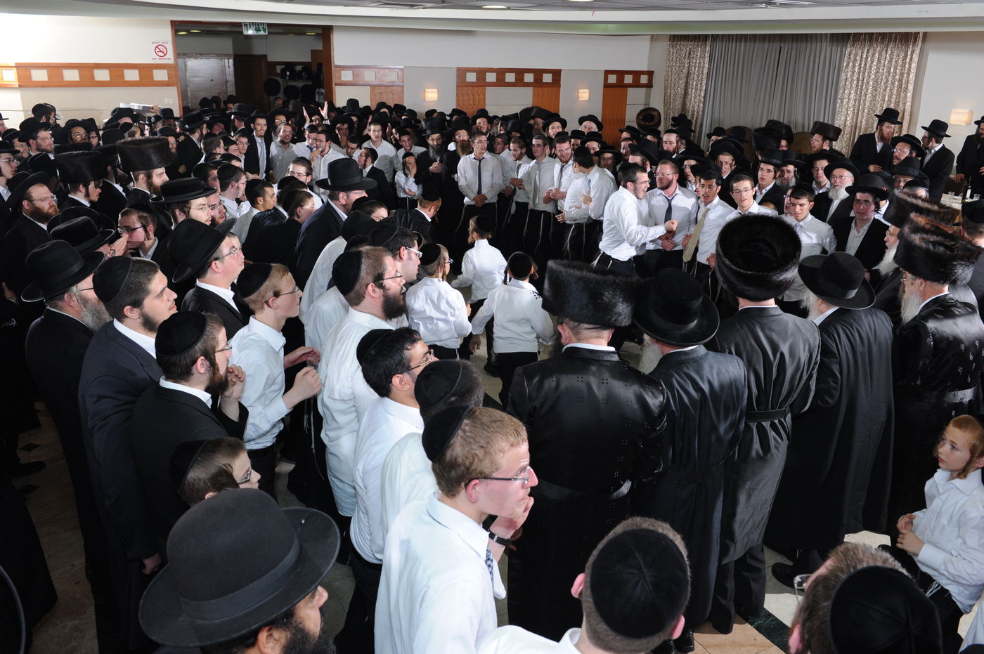 הרב הירשמן חיתן, מאות חגגו • צפו