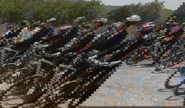 תלמידי הישיבה ברכיבת אופניים בבית שמש