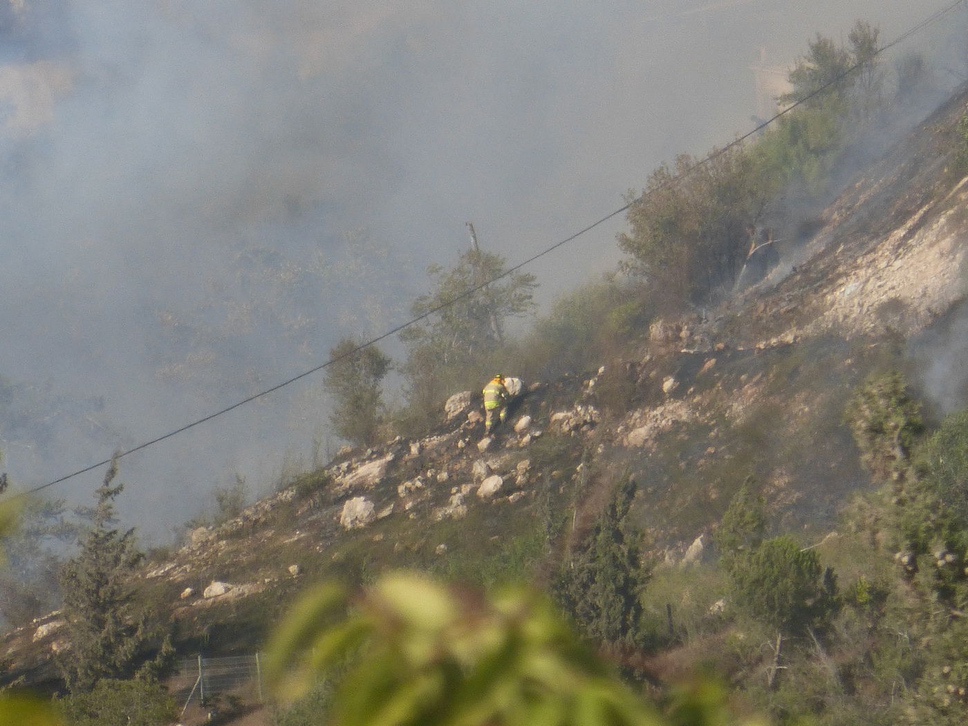 מטרים מהבית: צפו בשריפה בשכונת רוממה הירושלמית