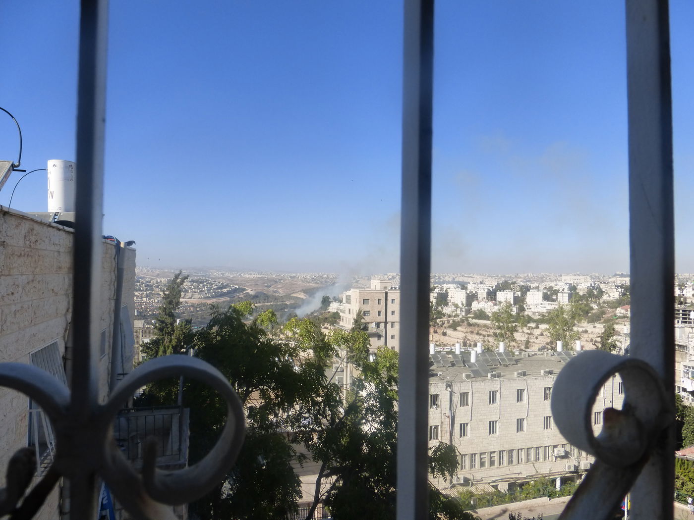 מטרים מהבית: צפו בשריפה בשכונת רוממה הירושלמית