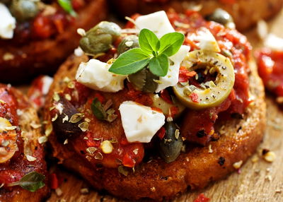 קרוסטיני בגט עם ירקות וגבינה