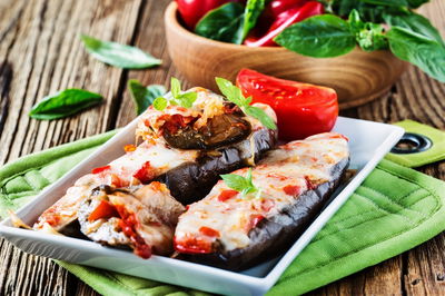 סירות חצילים במילוי עגבניות וגבינה