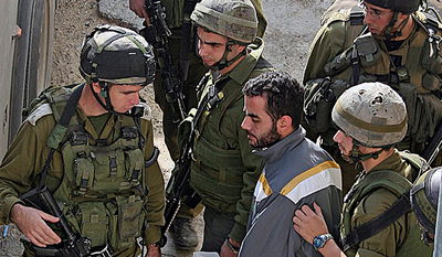 חיילים עוצרים מבוקש