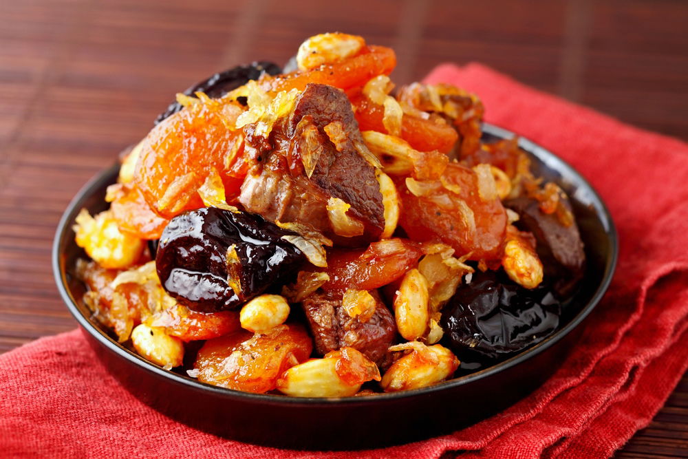 תבשיל בשר עם תפוחי אדמה ופירות יבשים