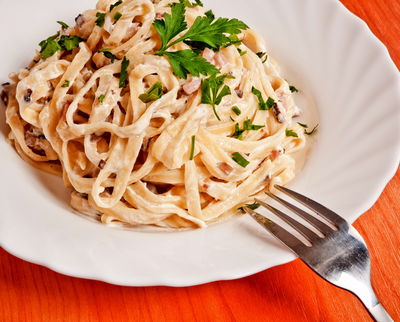 טליאטלה ברוטב חריף וגבינה צהובה