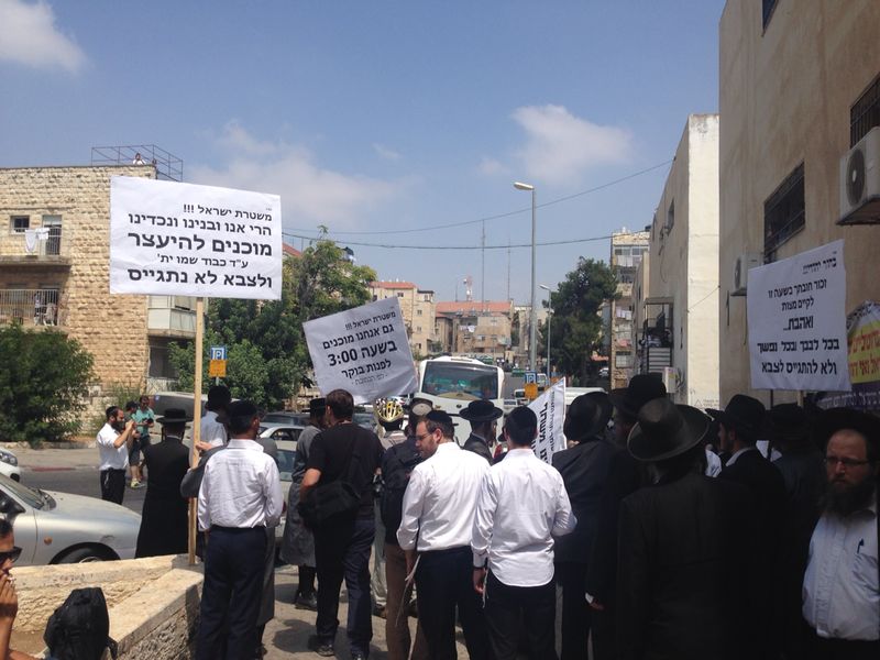 תיעוד: הפגנת 70 זקני 'העדה' נגד ההתייצבות