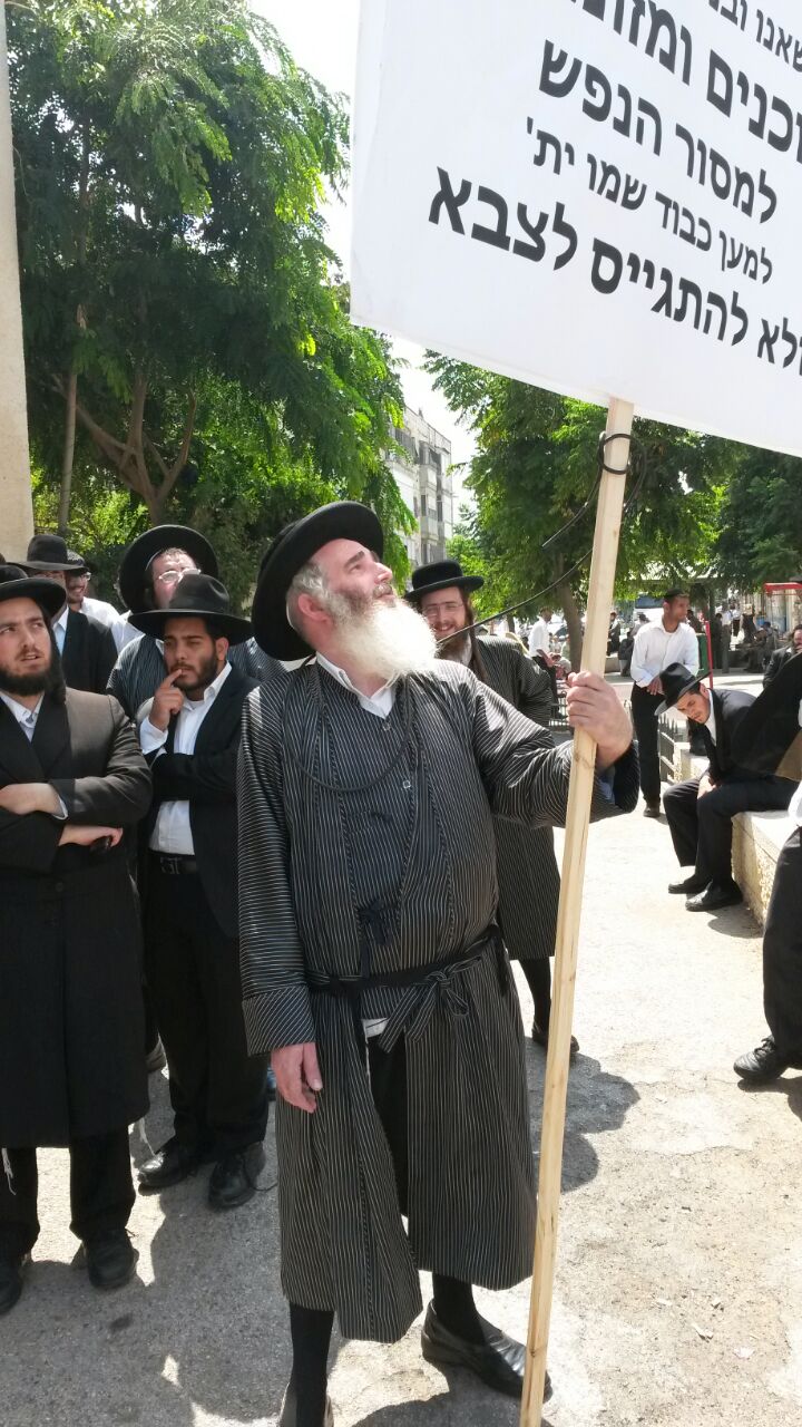 תיעוד: הפגנת 70 זקני 'העדה' נגד ההתייצבות