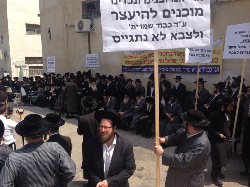 תיעוד: הפגנת 70 זקני 'העדה' נגד ההתייצבות