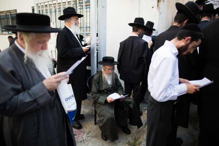 תיעוד: הפגנת 70 זקני 'העדה' נגד ההתייצבות