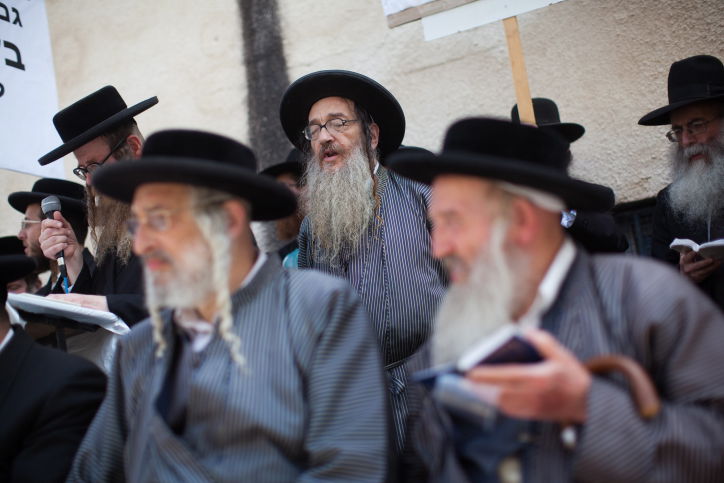 תיעוד: הפגנת 70 זקני 'העדה' נגד ההתייצבות