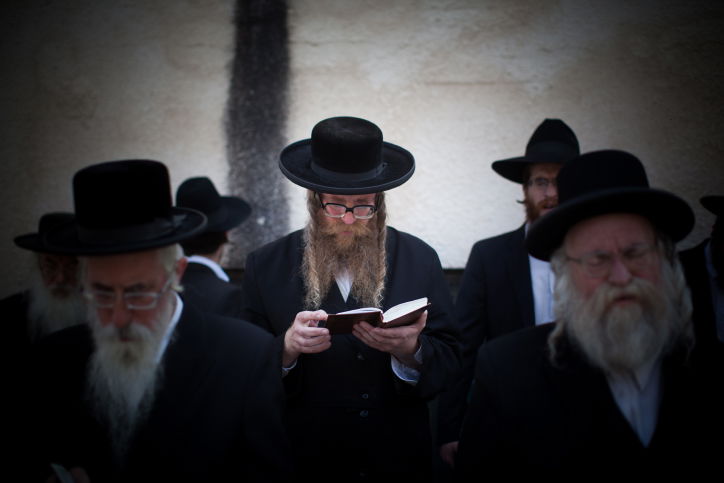 תיעוד: הפגנת 70 זקני 'העדה' נגד ההתייצבות