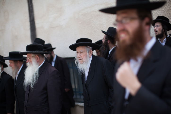 תיעוד: הפגנת 70 זקני 'העדה' נגד ההתייצבות