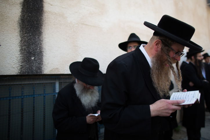 תיעוד: הפגנת 70 זקני 'העדה' נגד ההתייצבות