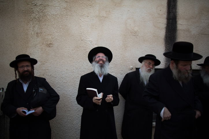 תיעוד: הפגנת 70 זקני 'העדה' נגד ההתייצבות