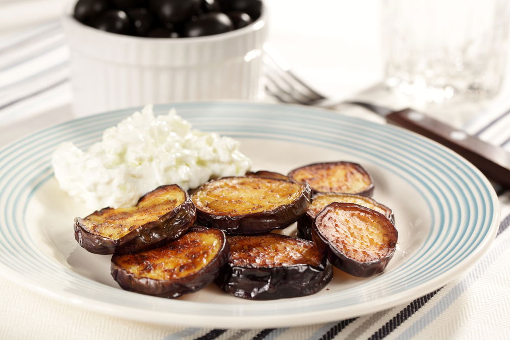 חצילים מטוגנים ברוטב יוגורט