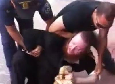 פרידמן סופג מכות מהשוטרים