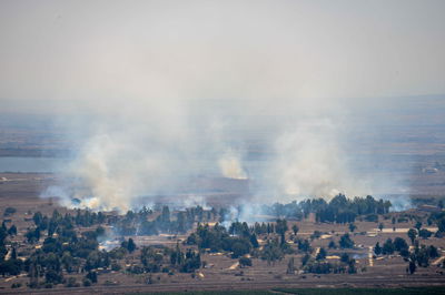 עשן בקוניטרה בשל הלחימה