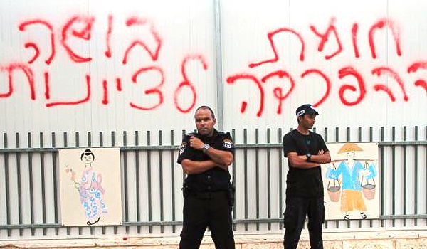 שוטרים בכניסה למתחם בית הספר בבית שמש