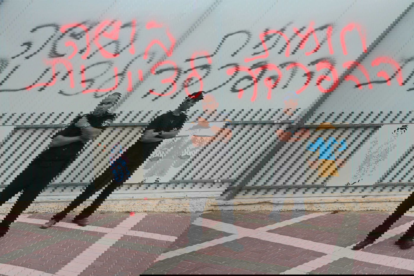 קיר ההפרדה בבית הספר, אתמול