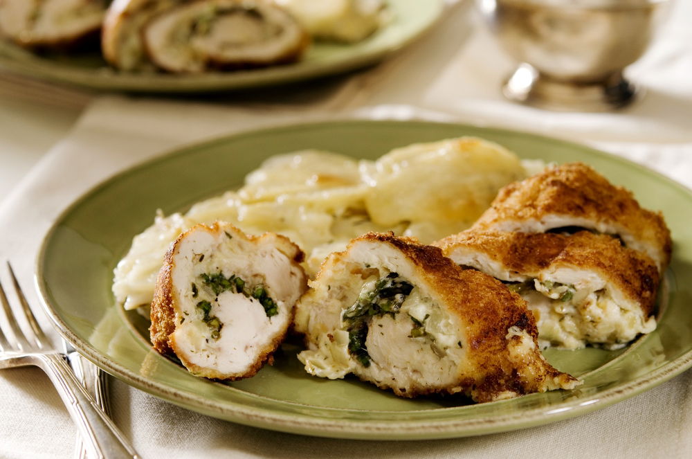 חזה עוף פריך במילוי פטריות ועשבי תבלין