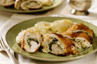 חזה עוף פריך במילוי פטריות ועשבי תבלין