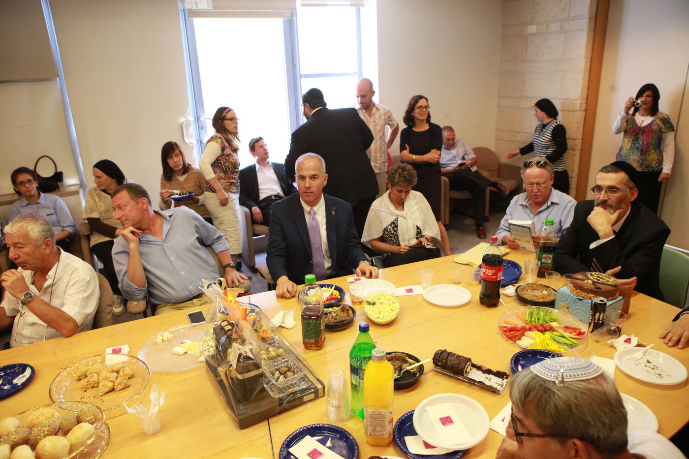 סגן ראש העיר ירושלים צביקה כהן חגג יום הולדת בלשכתו בעירייה