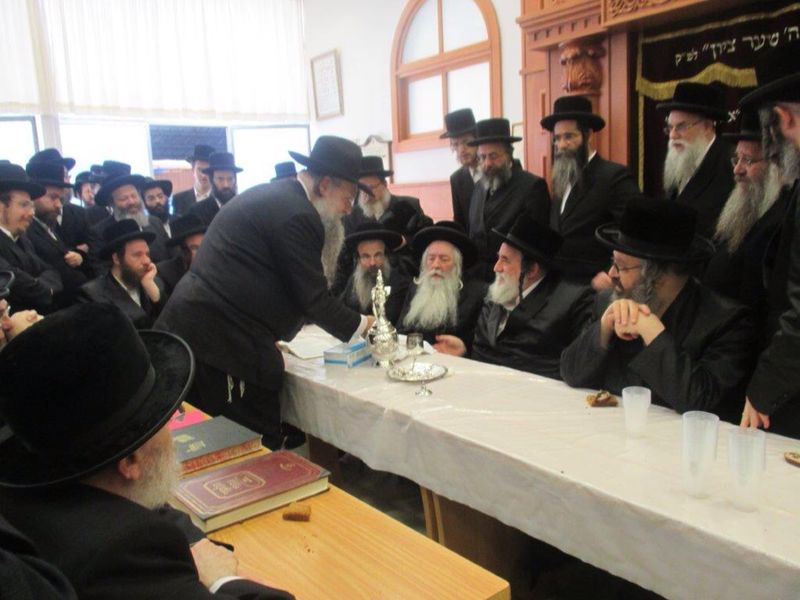 תיעוד: הרבי מויז'ניץ חיזק את עסקני בלגיה