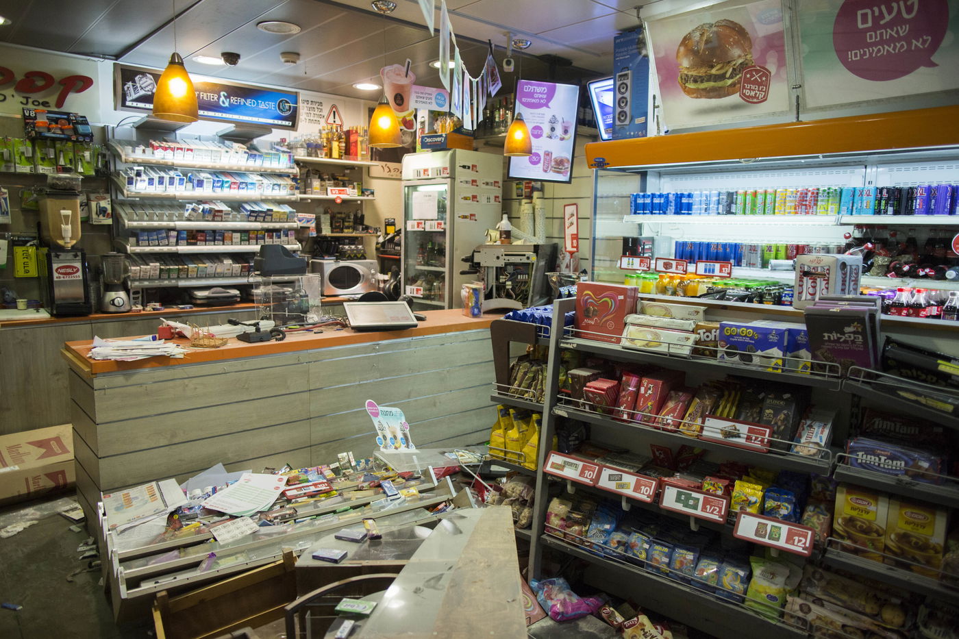 רעולי פנים השחיתו תחנת דלק בגבעה הצרפתית