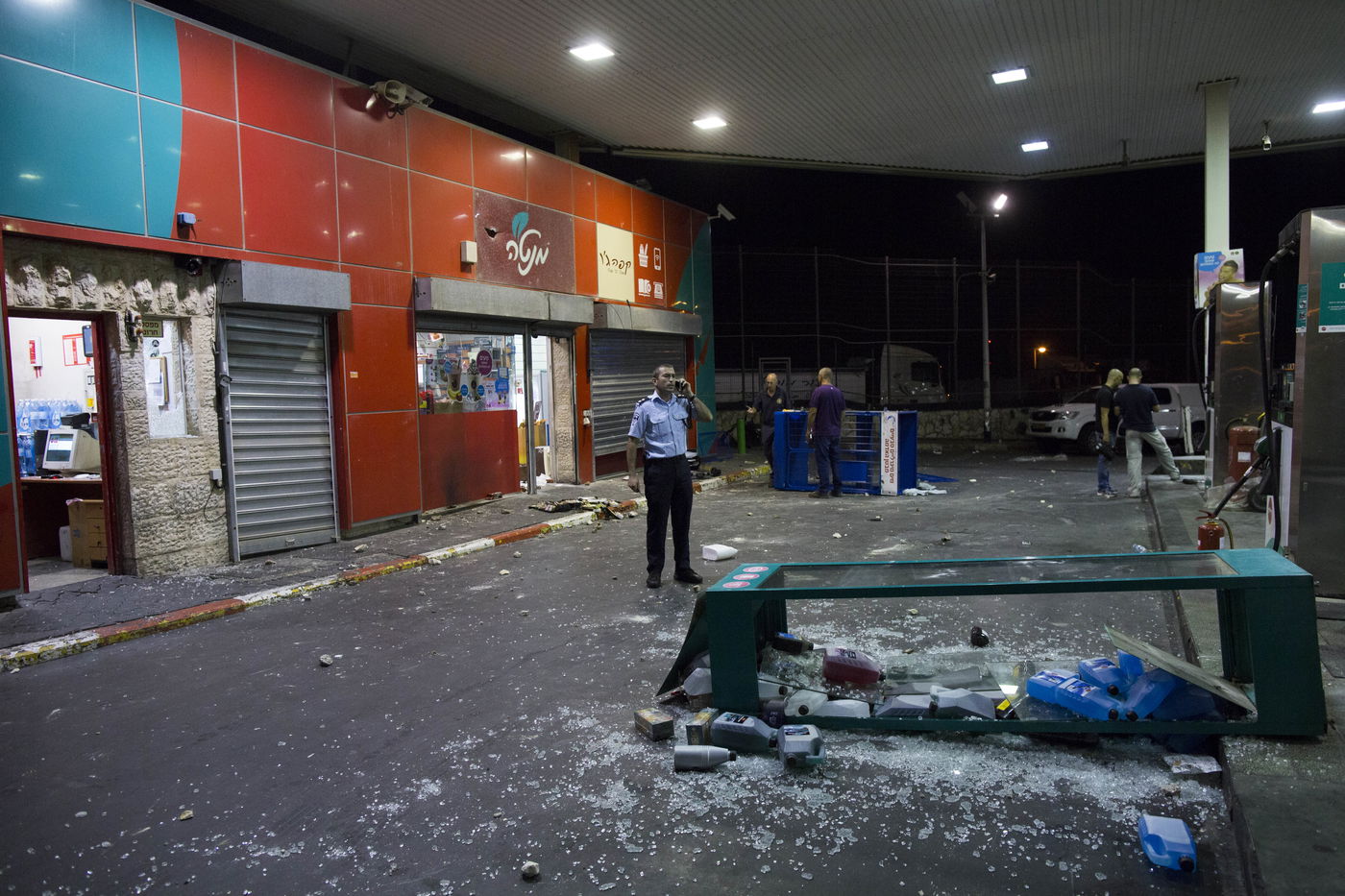 רעולי פנים השחיתו תחנת דלק בגבעה הצרפתית