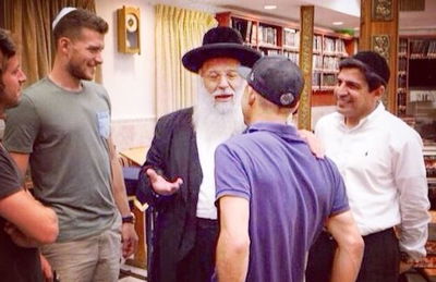 גל מקל מקבל את ברכת המקובל הרב בניהו שמואלי