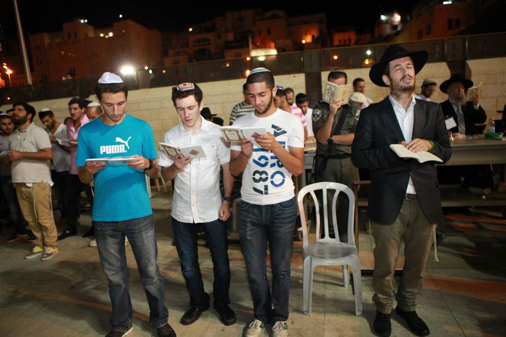 גלריה: אמירת ה"סליחות" בכותל המערבי